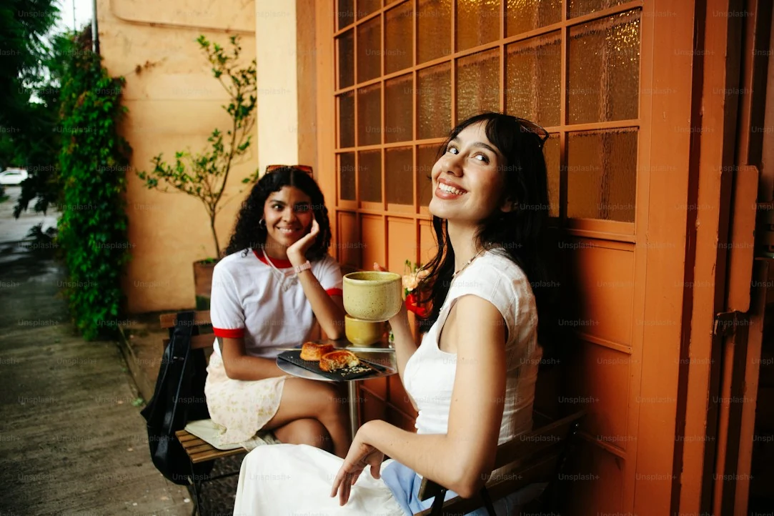 Deux femmes dégustant une pâtisserie en terrasse